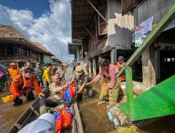 Susuri Banjir, Pj Bupati Apriyadi Door to Door Bagikan Sembako di Rantau Kroya