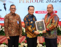 Pj Gubernur Agus Fatoni Serahkan Sertifikat PROPER Tahun 2022-2023 Bagi 144 Perusahaan di Sumsel