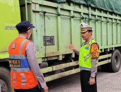 Ditlantas Polda Sumsel Tunda Perjalanan 80 Kendaraan Angkutan Barang Sumbu Tiga Keatas