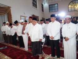 Bersama Ustad UAS, Pj Gubernur Sumsel Sholat Isya dan Tarawih Berjamaah di Graha Dakwa A-Halim
